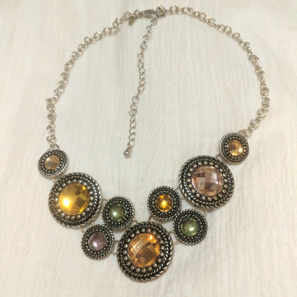 Multiple color accent necklace